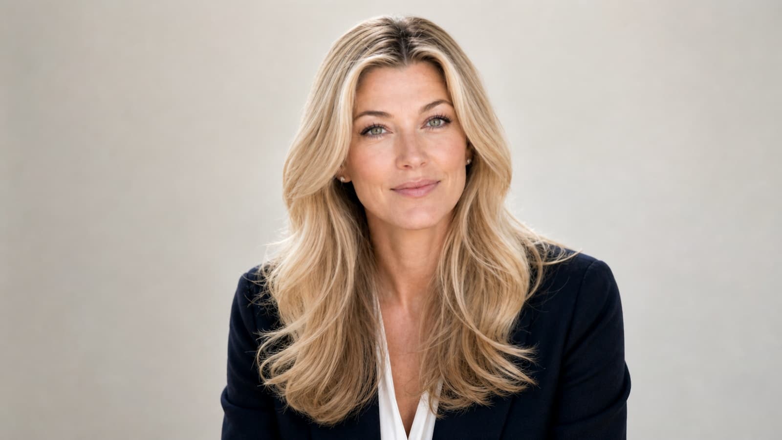 Portrait of Nicole Junkermann introducing who she is